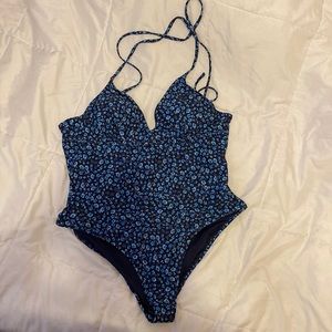 XXL blue floral swimsuit from old navy. NEVER been worn